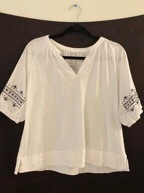 Westbound White Embroidered V-Neck Top | Size Medium | Boho Floral Sleeve Detail